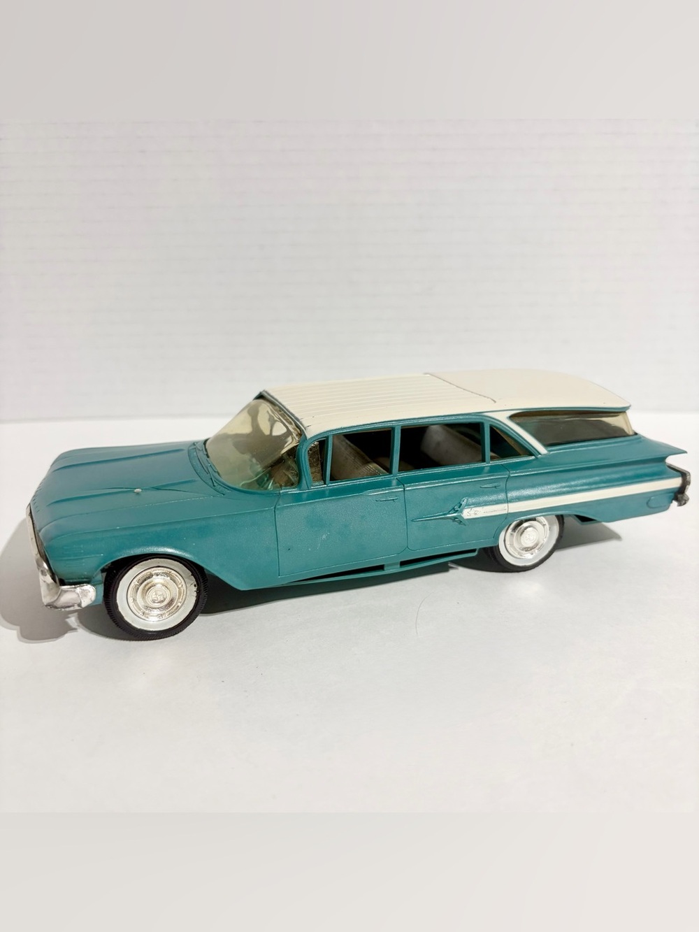 AMT 1960 Chevrolet Nomad Station Wagon Dealer Promo Model Car Turquoise White